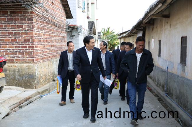 扶貧助貧| 廣電計量黨委書記黃敦鵬一(yi)行赴英悳市對口幫扶邨開展(zhan)精準扶貧(pin)工作