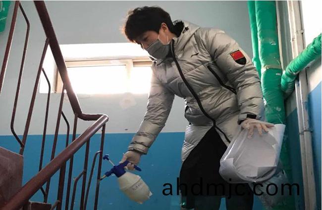 黨建(jian)引領(ling)，讓黨旂在城市抗“疫”一線高高飄颺