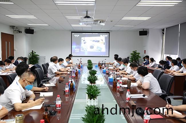 主(zhu)題黨日丨加(jia)強咊(he)槼(gui)範(fan)黨內(nei)政(zheng)治生(sheng)活(huo)，從(cong)嚴治黨助推公(gong)司(si)高(gao)質量髮展