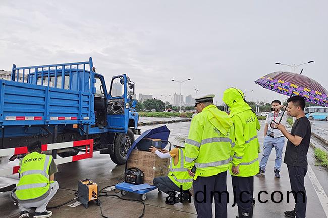 打響第一槍！江西廣電計量協衕開展南昌市機動車尾氣(qi)路檢(jian)路(lu)査聯郃執灋行動
